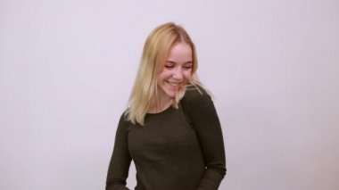 Şaşırmış kız ellerini açık tutuyor ve kaldırıyor. Evet. Sürpriz Kavramı, Şok.