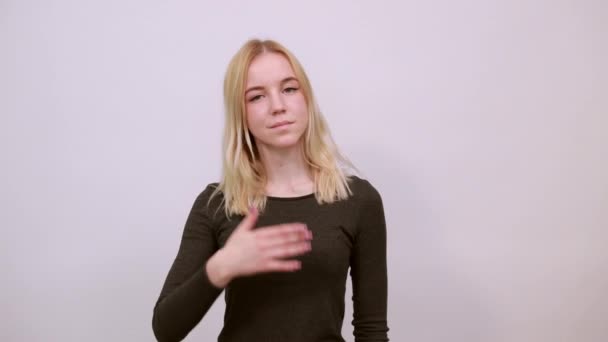 Cute Girl Delikatnie trzyma włosy w dłoniach, wygląda daleko. — Wideo stockowe