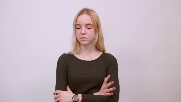 Rapariga focada segura a mão para enfrentar e pensa. O conceito de pessoas inteligentes . — Vídeo de Stock