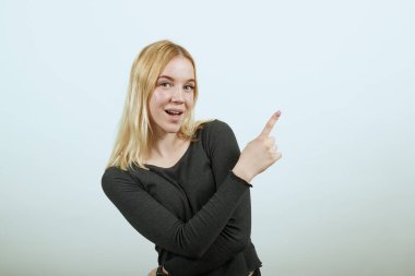 Mutlu Kız Gülümser, Forefinger 'la Yönü Gösterir. Amaçlı Kavram