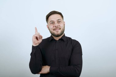 Tepede Gülümseyen Mutlu Erkek Forefinger, Yeni bir fikirle geldi