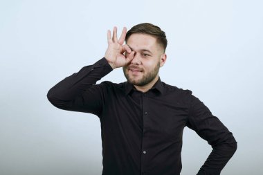 Mutlu Erkek Gülüşü, parmakları gözünün önünde işaret yaptı. Tamam Sağ Kavram Başarılı