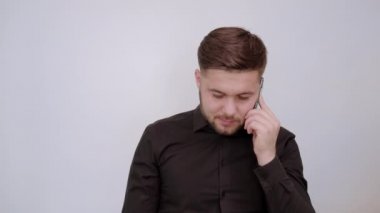 Güvensiz Erkek Savunmada Başparmak Gösteriyor. Sorumsuz İnsanlar Konsepti