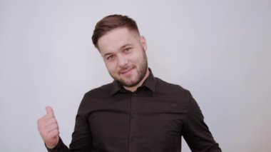 Sly Male Parmakların Rakibini Gösteriyor. Cesaret kavramı.