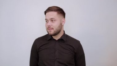 Sly Male Forefinger 'ı gösterdi. Küstah ve kibirli insanların kavramı
