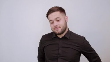 Odaklanmış Erkek Yüz Yüze, Akıllı, Zeki Fikir Fikri Düşünüyor