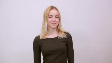 Mutlu kız gülümsedi, ellerini yumruğa soktu ve kaldırdı.