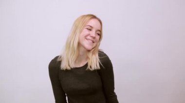 Mutlu kız gülümser, barış işaretini parmaklarıyla gösterir. Kavram Dostluğu