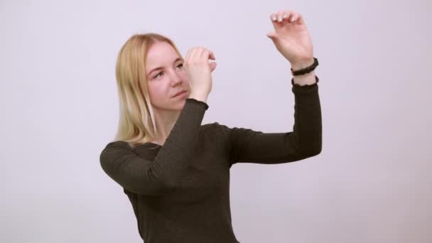 Ragazza focalizzata guardando attraverso le mani imita telescopio. Ricercatore, Scienziato — Video Stock