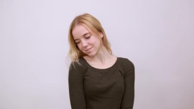 Havalı kız ellerini göğsünden tutuyor, çapraz katlıyor, kendine güveni tam görünüyor.