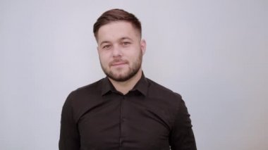 Hayalperest Adam parmaklarını kafaya tutar, yeni bir fikirle gelir, beyniyle düşünür.