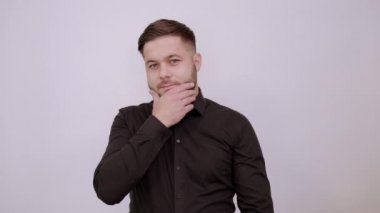 Ciddi Erkek Forefinger 'ı Yüzüne Tutar ve Düşünür