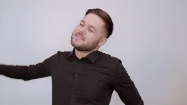Erkek sıkılır, ellerini uzatır. Sıkıntı ve Uykusuzluk Konsepti