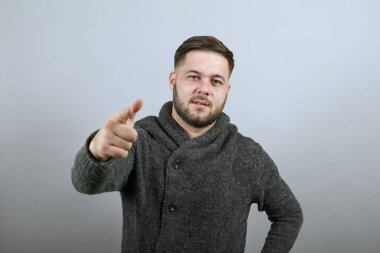 Sinirli erkek işaret parmağıyla yön gösterme hareketi. İnsan Suçluluğu kavramı..