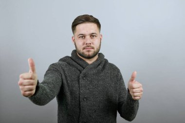 Ciddi Erkek Parmak Kalkıyor, Düz İleri Bakıyor Havalı İnsanlar, Liderler