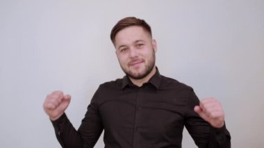 Mutlu Erkek, Yumruk Elleri Kavrayıp Kaldırdı. Samimiyet, açıklık