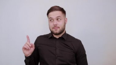 Odaklanmış Erkek Forefinger 'ı Kaldırıp Düşünüyor. Zeki insanlar, entelektüeller