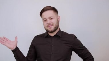 Gülümseyen, elini kaldıran, avucunu çeviren mutlu erkek. Kurnaz ve Nazik İnsanlar