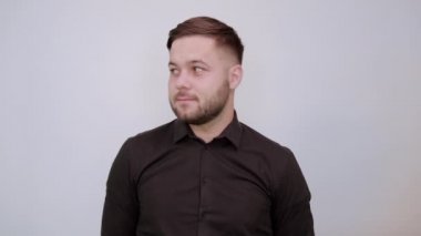 Karışık Erkek Forefingers Yön Gösteriyor, Grimaced. Şaşkınlık konsepti