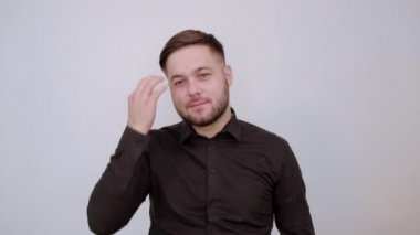 Şaşırmış erkek el ele tutuşuyor, Forefinger 'ın yönünü gösteriyor. Karmaşık İnsanlar