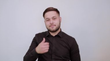 Hayalperest Erkek Sakalını Tutar ve Düşünür. Akıllı insanlar entelektüeldir.