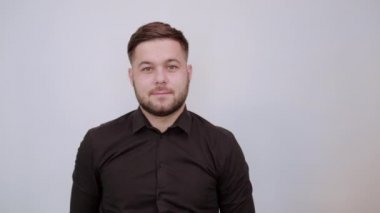 Mutlu Erkek, barış ya da zafer işareti olarak iki parmağını kaldırdı. Barışçıl kavramı,