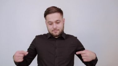 Hamile kalan erkek, Forefingers 'ı kendi başına gösterir ve düşünür. Akıllı İnsanlara Odaklanmış.