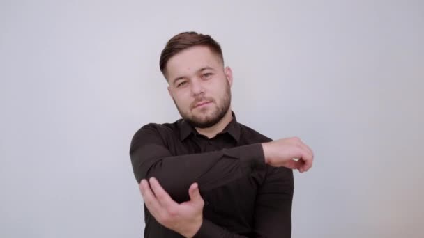 男性が肘で手を握って動揺している。病気の概念 — ストック動画