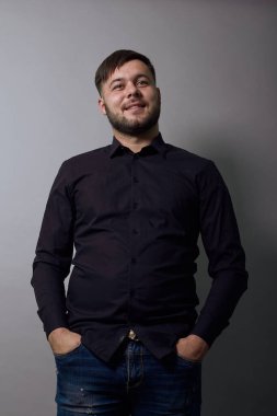 Mutlu Erkek Gülümsemesi, Eller Cepte, Düz Bakış. Amaçlı kavram