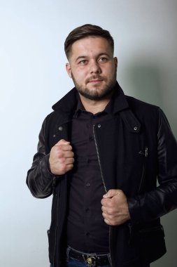 Kendinden emin erkek, kenar elbiselerinde ve kamera pozlarında el ele tutuşuyor..