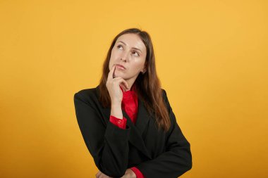 Odaklanmış Kadın Yanaklara Forefinger Tutar ve Düşünür. Akıllı İnsanların Kavramı