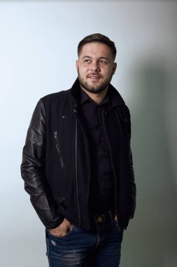 Ciddi adam ellerini cebinde tutar ve başka yere bakar. Havalı İnsanlar Konsepti