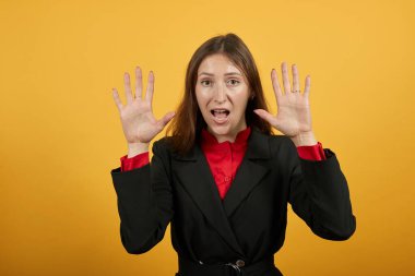 Bilmece Kadını Elini Önde Tutar, Avuçlarını Gösterir. İnsan korkusu kavramı.