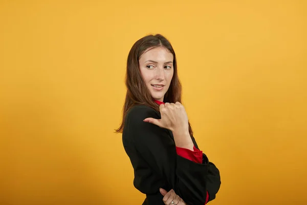 Sly Female muestra el dedo pulgar en cierta dirección. Culpa de la gente, a culpar —  Fotos de Stock