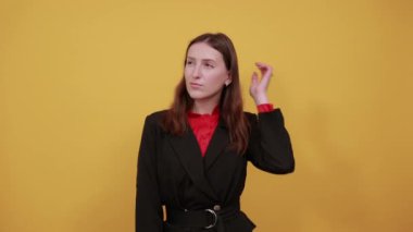 Odaklanmış Kadın Yanaklara Forefinger Tutar ve Düşünür. Akıllı İnsanların Kavramı