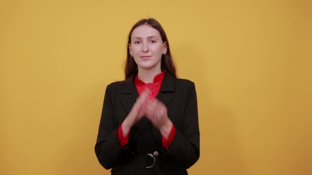 Cute Female Holds Palms Hands To Her face, Makes An Air Kiss. 《 엔터 테인 먼 트 위클리 》. 사랑, 유혹 — 비디오