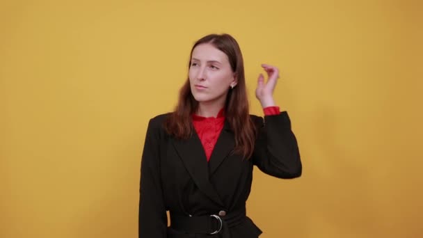 Konzentrierte Frau hält den Zeigefinger an die Wange und denkt nach. Konzept intelligenter Menschen — Stockvideo