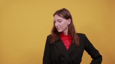 Kadın çenesine dokunuyor ve kameraya poz veriyor. Bir Model Pozlandırılıyor