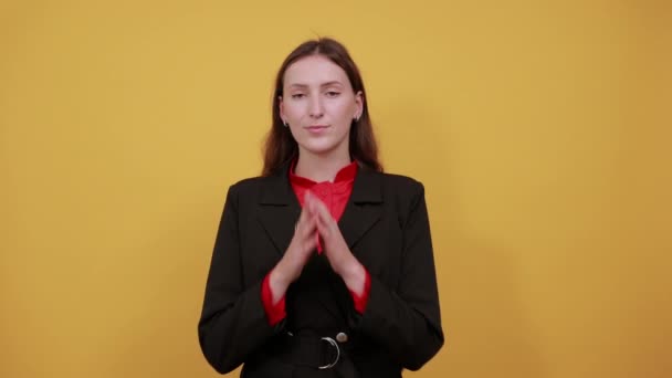 Schattig meisje raakt gezicht met haar handen. Het concept van zachtaardig. Vreedzame mensen — Stockvideo