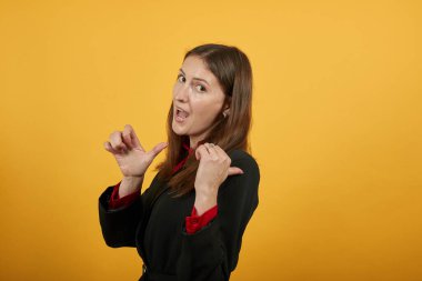 Tatmin olmuş kadın parmağını kaldırdı, bu iyiye işaret, tamam mı?.