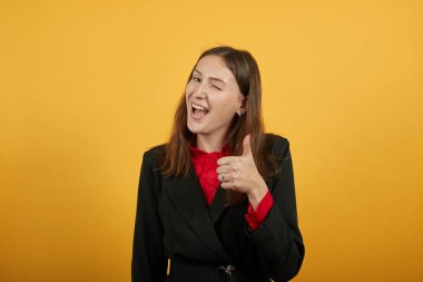 Mutlu Kadın Gülümseyen, Baş parmağını kaldıran, Kendinden emin insanlar.