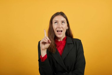 Neşeli kadın yeni bir fikirle geldi, Forefinger 'ı havada tutuyor. Akıllı İnsanlar