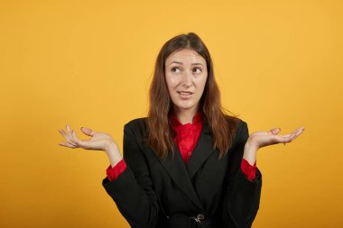 Kafası karışmış kadın ellerini sonuna kadar açıp avuçlarını kaldırmış. Kişiyi Değiştir