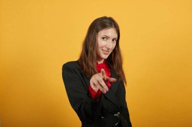 Mutlu Kadın Gülümsemesi Forefinger 'ı Gösteriyor. Kendine güvenen insanlar, liderler