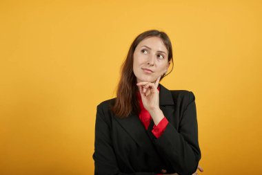 Odaklanmış Kadın Forefinger 'ı Yüzüne Tutar ve Düşünür. Akıllı İnsanların Kavramı