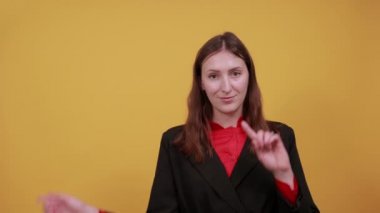 Mutlu Kadın Gülümsemeleri, Yönlendirme Parmağı Gösteriyor. Yardım veya Hile Konsepti