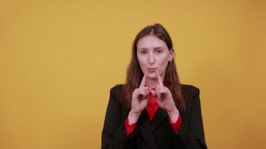 Mutlu Kadın Gülümseyen Parmaklar İşaret Kayasını Gösteriyor. Harika, modern insanlar, tamam.