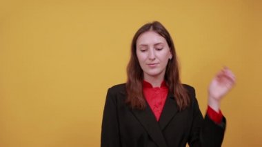 Konuşan kadın konuşmacı, elleriyle hareket ediyor. Dedikodu, İnsanların Söylentileri