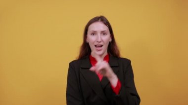 Neşeli kadın yeni bir fikirle geldi, Forefinger 'ı havada tutuyor. Akıllı İnsanlar
