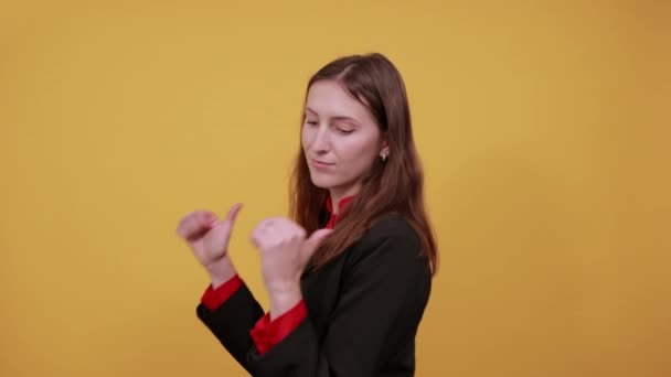 Elégedett nő felemelte a hüvelykujját, egy jel, hogy ez jó, oké?. — Stock videók